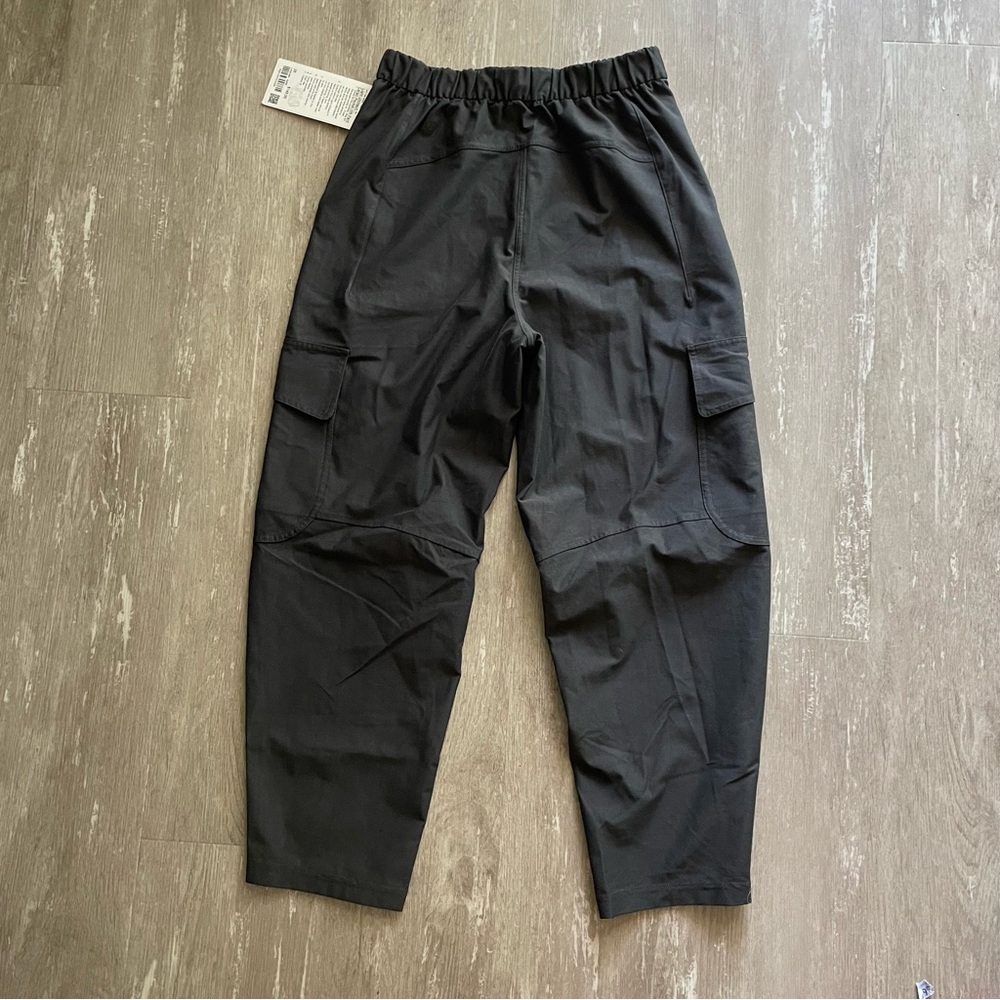 Waist 28” NWT Lululemon Light Utilitech Cargo Pocket HR Pant in Graphite Grey - Picture 2 of 5
